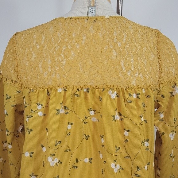 MODCLOTH Floral Lace V-neck Top size  S - Picture 6 of 9